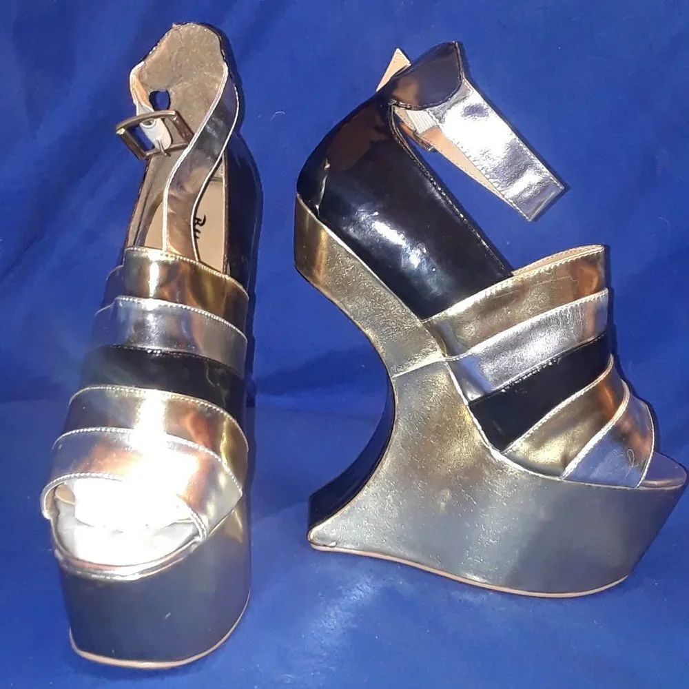Curved Metallic Heel-Less Platforms
